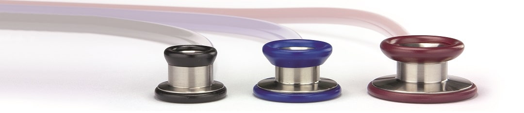 Drei Doppelkopf-Stethoskope in unterschiedlichen Größen und Farben
